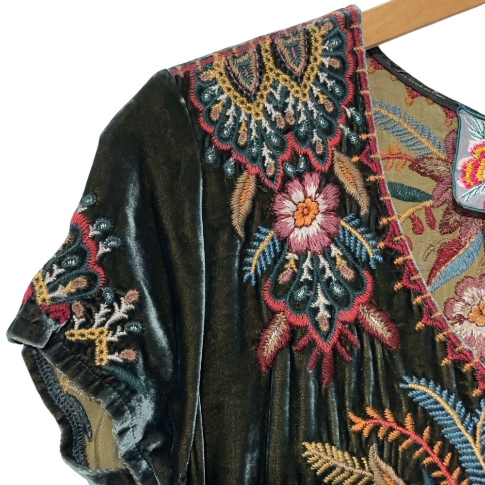 Johnny Was Green Velvet Embroidered Top Womens XS Floral Spring Casual - Picture 2 of 10